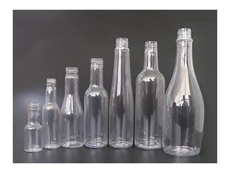 Bierflaschen und Getränkeflaschen aus Kunststoff