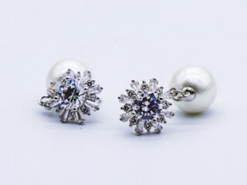 Perlenohrringe mit leuchtenden Blumen und Zirkoniasteinen - perfekt als Brautschmuck