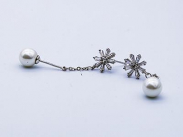 Perlenohrringe mit leuchtenden Blumen und Zirkoniasteinen - perfekt als Brautschmuck